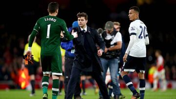 Pochettino saluda a Lloris y Dele Alli tras jugar en Old Trafford.