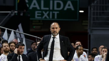 MADRID, 25/04/2023.- El entrenador del Real Madrid, Chus Mateo, durante el primer partido de los play off de la Euroliga ante el Partizan de Belgrado, que se disputa este martes en el Wizink Center. EFE/ Juan Carlos Hidalgo
