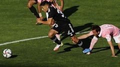 Futbol, Colo Colo vs Universidad Catolica
 Fecha 28, campeonato Nacional 2021.
 El jugador de Colo Colo Joan Cruz	disputa el balon con Jose Pedro Fuenzalida de Universidad Catolica durante el partido de primera division realizado en el estadio Monumental de Santiago, Chile.
 24/10/2021
 Javier Salvo/Photosport
 
 Football, Colo Colo vs Universidad Catolica
 28th date, 2021 National Championship.
 Colo Colo&#039;s player Joan Cruz	 battles for the ball against  Jose Pedro Fuenzalida of Universidad Catolica during the first division match held at the first division match held at the Monumental stadium in Santiago, Chile.
 24/10/2021
 Javier Salvo/Photosport