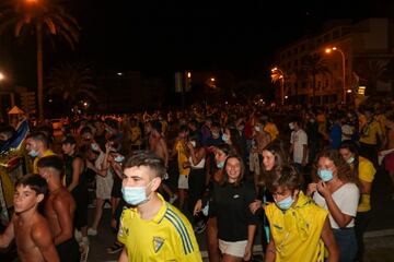 Seguidores de todas las edades se unieron para la fiesta amarilla, algo que ha provocado alerta en las autoridades de sanidad ante posibles nuevos contagios.