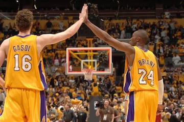 Pau Gasol y Kobe Bryant chocan la mano durante su etapa en Los Angeles Lakers.