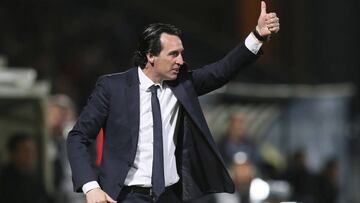 Paris Saint Germain's head coach Unai Emery gestures during the French League One soccer match, in Angers, western France, Friday, April 14, 2017. (AP Photo/David Vincent)