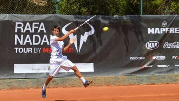Un participante golpea una bola durante un partido en una edición del Rafa Nadal Tour.