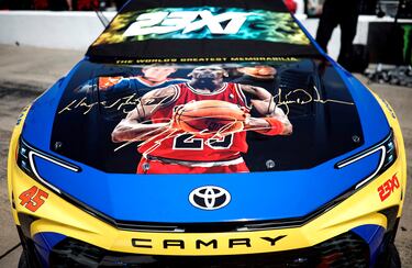 Tyler Reddick, líder de la NASCAR, corre la cita que cierra este fin de semana la temporada regular del campeonato norteamericano en el Darlington Raceway (Carolina del Sur) con tres leyendas estampadas en el capó de su Toyota Camry 45: Michael Jordan (copropietario de su equipo, el 23XI Racing), Tyger Woods y Wayne Gretzky. 
