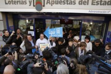 Decenas de periodistas se aglomeran a las puertas de la administración situada en el Paseo de la Esperanza, número 4, en Madrid, donde ha sido vendido el número 66.513, agraciado con el Gordo de Navidad, dotado con cuatro millones de euros por serie (400.000 euros por décimo).