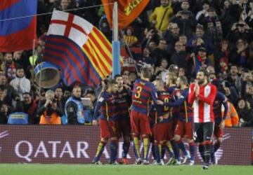 Los jugadores del Barcelona celebran el gol 2-0 de Neymar