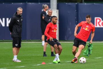 Marco Rose, técnico del Leipzig, observa un ejercicio de Nkunky y Orban.