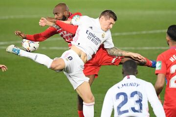 Dimitri Foulquier y Toni Kroos 