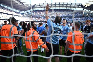 Aficionados citizens saltaron al terreno de juego para celebrar el título de liga conseguido por el Manchester City.