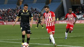 Luis Rioja disputa un bal&oacute;n con Montero en el partido entre Almer&iacute;a y Granada.