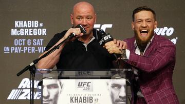 Dana White posa junto a Conor McGregor en una conferencia de prensa previa al UFC 229 en el Radio City Music Hall de Nueva York.