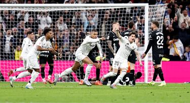 3-2. Kylian Mbappé y Fran García celebran el tercer tanto del Real Madrid.
