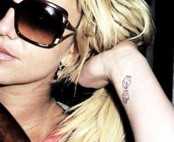 Los dados que se tatu¨® la cantante Britney Spears en la mu?eca