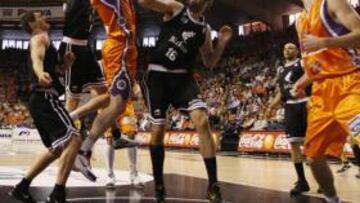 <b>GOLPEÓ BILBAO. </b>Lishchuk disputa un balón junto a Sonseca.