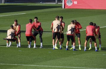 Estiramientos de la plantilla blanca en el entrenamiento.