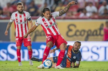 El ‘Gullit’ fue formado en las fuerzas básicas de Pachuca, pero encontró sus mejores momentos en el Club León. Con la Fiera consiguió el ascenso a primera división y también el bicampeonato. Sus grandes actuaciones lo llevaron a la Selección Mexicana y tiempo después fichó por Chivas. El jugador originario de Ciudad Victoria bajó drásticamente su rendimiento en el Rebaño Sagrado. Vivió una segunda etapa en León, pero nada volvió a ser lo mismo. Desde entonces deambuló por el Rangers de Escocia, Cruz Azul, Necaxa, G.K.S. Tychy de la segunda división de Polonia y Correcaminos. Actualmente tiene 30 años y juega en el Club Veracruzano de Futbol Tiburón de la LBM. En algún momento la prensa sugirió el interés de Juventus y PSG por contratarlo. 