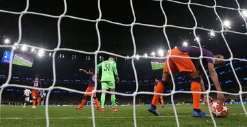 1-0. Fernandinho recoge el balón del fondo de la portería tras el primer gol marcado por So Heung-Min.