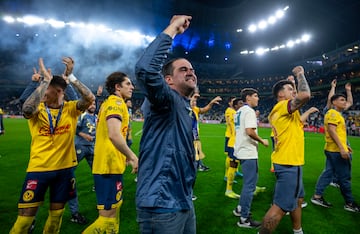 AME5668. MONTERREY (MÉXICO), 15/12/2024.- Andre Soares, entrenador de America, celebra al coronarse campeón del Torneo Apertura 2024 tras vencer en el partido de vuelta de la final a Monterrey, este domingo en el estadio BBVA, en Monterrey (México). EFE/ Miguel Sierra
