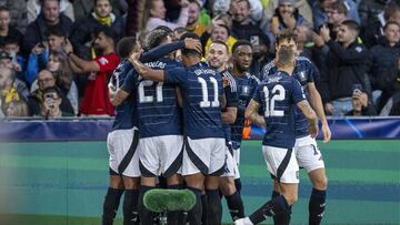 Bern (Switzerland Schweiz Suisse), 17/09/2024.- Aston Villa's player celebrate their first goal during the UEFA Champions League soccer match between BSC Young Boys and Aston Villa FC, at the Wankdorf stadium in Bern, Switzerland, 17 September 2024. (Liga de Campeones, Suiza) EFE/EPA/PETER SCHNEIDER