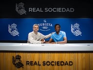 Erik Bretos junto a Job Ochieng tras la renovación.