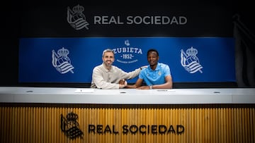 Erik Bretos junto a Job Ochieng tras la renovación.