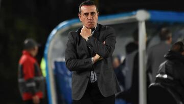Guillermo Sanguinetti, entrenador de Santa Fe en un juego en el estadio El Campín.