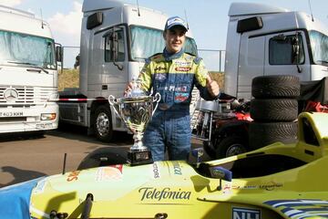 El asturiano daría el salto a los monoplazas con el Euro Open by Nissan de la mano de Adrián Campos y sustituyendo a Marc Gené. En su primer año arrasó con seis victorias y se llevó el título que le valdría para ascender a la F3000. En el campeonato de la FIA, que entonces era la antesala de la Fórmula 1, logró una única victoria en Spa (donde nunca conseguiría ganar en el Mundial), pero eso, y otras buenas actuaciones, le bastaron para llamar la atención de algunos equipos de la F1.