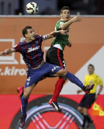 El defensa del Eibar Txema Añibarro y el delantero del Athletic Aritz Aduriz, durante el partido de la vigésima quinta jornada de Liga de Primera División.