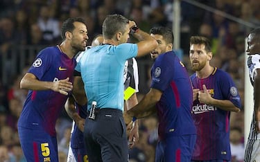 Messi booked in Barcelona - Juventus Champions League match