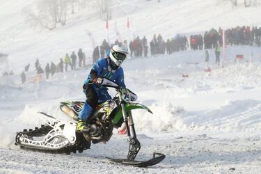 La ciudad de Kemerovo, al sur de Siberia, acoge el Campeonato Ruso de snowcross, una competición de motos de cross, como la de la imagen superior, adaptadas para la nieve. La prueba rinde homenaje a Alekséi Leónov, el cosmonauta soviético que pasó a la historia por realizar el primer paseo espacial el 18 de marzo de 1965.
