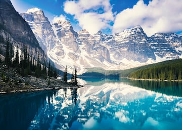 En Canadá hay más lagos que en el resto de los países del mundo juntos. Cuenta con prácticamente el 20% de los recursos de agua dulce del planeta. Y algunos de sus lagos más emblemáticos son los Lagos de Joffre, lago Spotted o el lago Moraine.