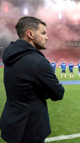 Cruz Azul's Argentine head coach Nicolas Larcamon looks on ahead of the Liga MX Apertura quarter-final first leg football match between Guadalajara and Cruz Azul at the Akron Stadium in Zapopan, Mexico on November 27, 2025. (Photo by Ulises RUIZ / AFP)