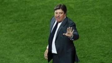 El entrenador del combinado mexicano Miguel Herrera da instrucciones a sus jugadores durante el partido México-Bolivia, del Grupo A de la Copa América de Chile 2015, en el Estadio Sausalito de Viña del Mar, Chile, hoy 12 de junio de 2015.