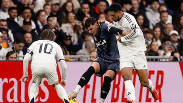 Bellingham y Modric tratan de frenar a Ratiu.