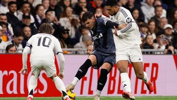 Bellingham y Modric tratan de frenar a Ratiu.