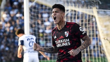 LA PLATA, ARGENTINA - SEPTEMBER 28:  Jorge Carrascal of River Plate celebrates after scoring the first goal of his team during a match between Gimnasia y Esgrima La Plata and River Plate as part of Superliga Argentina 2019/20 at Estadio Juan Carlos Zerill