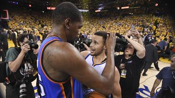 Kevin Durant junto a Stephen Curry.