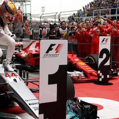 Hamilton gana sobrado a Vettel, Sainz séptimo y Alonso se retira