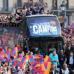 Barcelona celebrate LaLiga title victory with open-top bus parade: Lewandowski, Xavi, Busquets, Putellas…