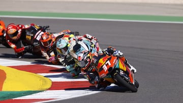 MotoGP - Algarve Grand Prix - The Algarve International Circuit, Portimao, Portugal - November 7, 2021 Red Bull KTM Ajo&#039;s Pedro Acosta in action with riders during the Moto3 race REUTERS/Marcelo Del Pozo