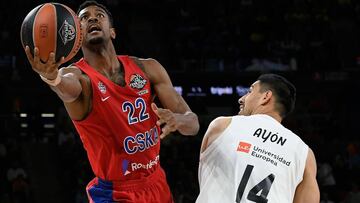 Real Madrid&#039;s Mexican centre Gustavo Ayon (R) challenges CSKA Moscow&#039;s US guard Cory Higgins during the EuroLeague semi-final basketball match between CSKA Moscow and Real Madrid at the Fernando Buesa Arena in Vitoria on May 17, 2019. (Photo by LLUIS GENE / AFP)