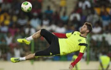 La Roja entreno en el nuevo estadio de Malabo repleto de seguidores que querían ver a nuestros internacionales. Casillas fue de los más aclamados.