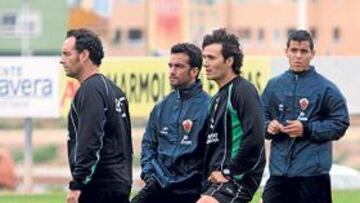 <b>TÁNDEM.</b> Javier Vidal, junto con Bordalás y varios de sus jugadores, ayer, observa el ejercicio de un compañero.