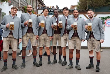 Tom Bischof con Jonathan Tah, Hiroki Ito, Nicholas Jackson, Kim Min-jae, Serge Gnabry y Raphael Guerreiro durante la fiesta del Oktoberfest celebrada en Múnich.