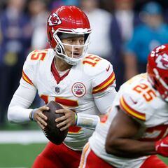 ¿Por qué los Kansas City Chiefs visten el color rojo? ¿Cuál es el origen de su logo?