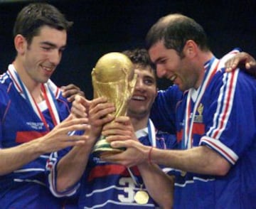 Mundial de Francia de 1998. El 12 de julio se jugó la final entre Francia y Brasil. Bixente Lizarazu y Zinedine Zidane con la Copa. 