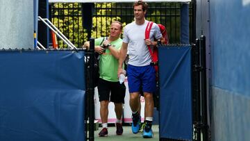 Andy Murray, junto a Matt Little, antes de un entrenamiento para el US Open 2015 en el USTA Billie Jean King National Tennis Center de Flushing Meadows, New York City.