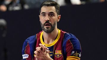 Raúl Entrerrios anima a sus compañeros durante la final de la Champions League de Balonmano ante el THW Kiel.