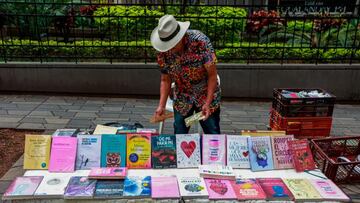 Él es Heriberto Piedrahita, un hombre que dejó el campo hace tres décadas y que vende libros en Medellín para llevar el sustento a su hogar.
