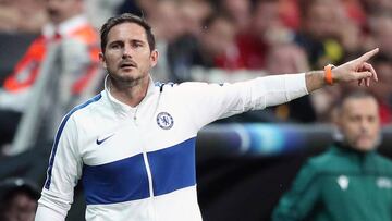 Frank Lampard da &oacute;rdenes a su equipo durante el partido. 
 